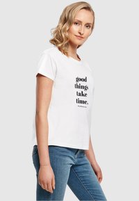 Merchcode GOOD THINGS TAKE TIME BOX - T-shirts print - white