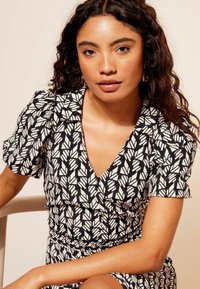 Friends Like These COLLAR SHIRRED WAIST MIDI - Kasdienė suknelė - black white