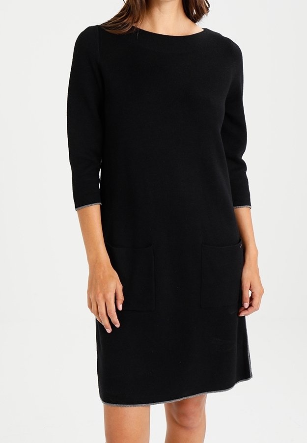 Schwarzes Strickkleid mit Dreiviertelärmeln, Rundhalsausschnitt, zwei vorderen Taschen und grauen Akzenten an den Ärmeln und dem Saum. Glatte Textur.