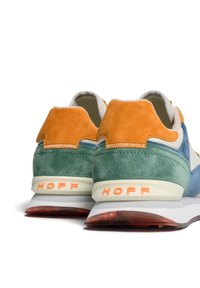 Sneakers in suede con una palette di colori arancione, verde e blu. Superfici testurizzate con dettaglio del logo sul tallone e suola a contrasto.