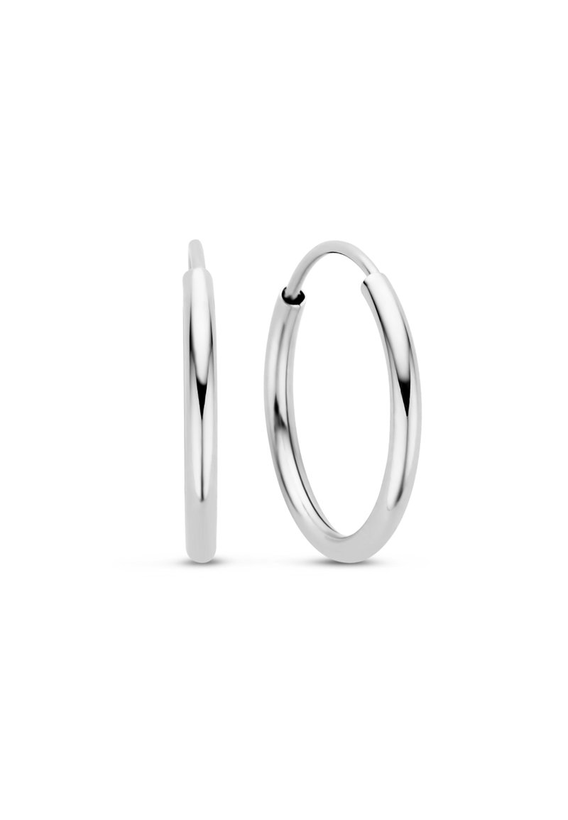 Boucles d'oreilles en argent en forme de cercle avec une surface lisse et polie et un fermoir sécurisé. Conception légère pour un port confortable.