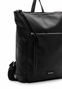 Bolso tote de cuero negro con acabado texturizado, que cuenta con una parte superior con cremallera y un bolsillo frontal, correa ajustable y una pequeña etiqueta de la marca.