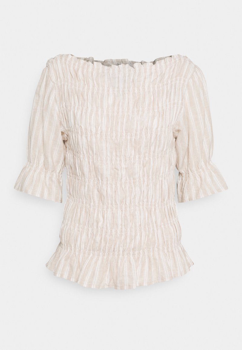 Top beige chiaro con righe verticali, texture arricciata, scollo off-shoulder, maniche corte a campana e orlo con volant. Tessuto in misto cotone.