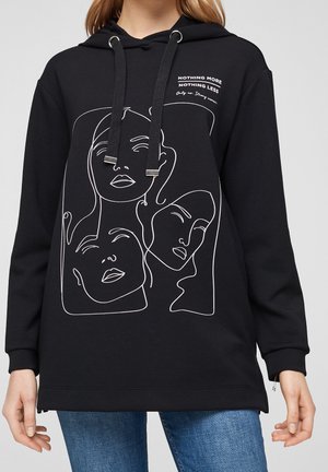 Sweat à capuche noir avec un dessin en ligne blanche représentant trois visages féminins et le texte "Rien de plus, rien de moins, seulement nous, femmes fortes" sur la poitrine.
