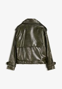 Oliwkowa kurtka z sztucznej skóry o strukturalnym kołnierzu, karczku, bocznych panelach i regulowanych mankietach, charakteryzująca się gładką, błyszczącą teksturą.