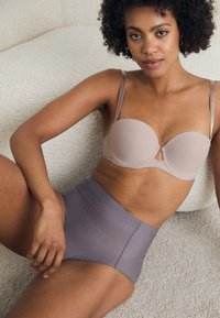 Spanx SHEER POWER THONG - Vormivad rõivad - mythical grey