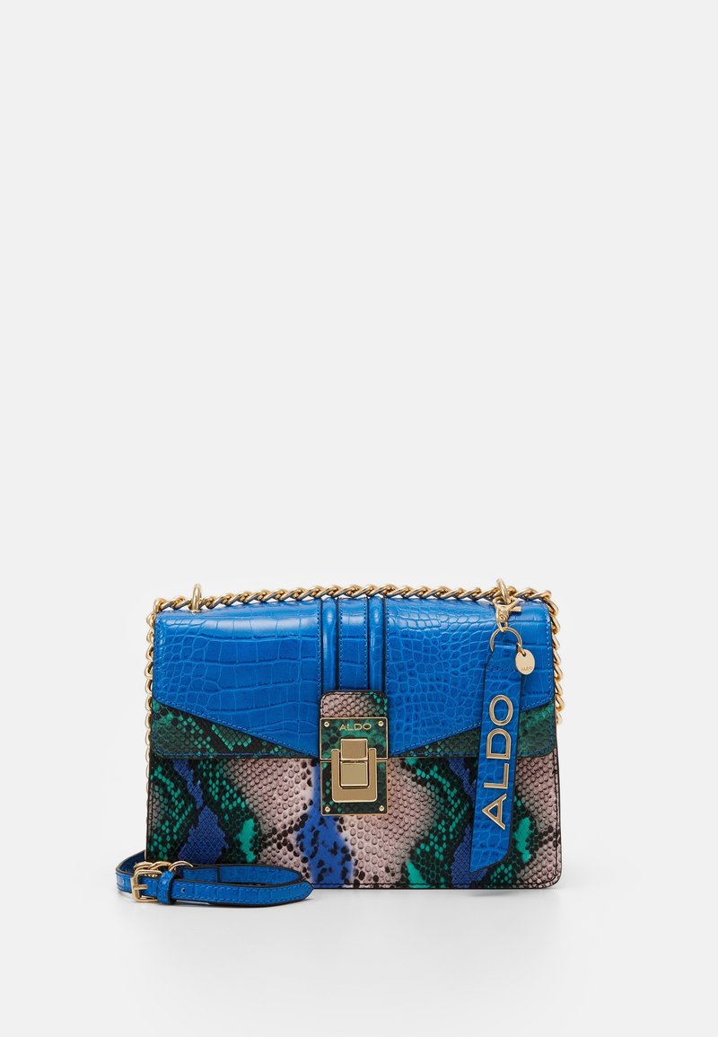 Niebieska torba na ramię z faux skóry krokodyla z wzorem węża, złotym okuciem, łańcuszkowym paskiem i logo. Kompaktowy prostokątny kształt.