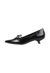 Chaussure à talon bas en cuir verni noir avec un bout pointu, présentant un petit nœud décoratif à l'avant et une surface texturée.