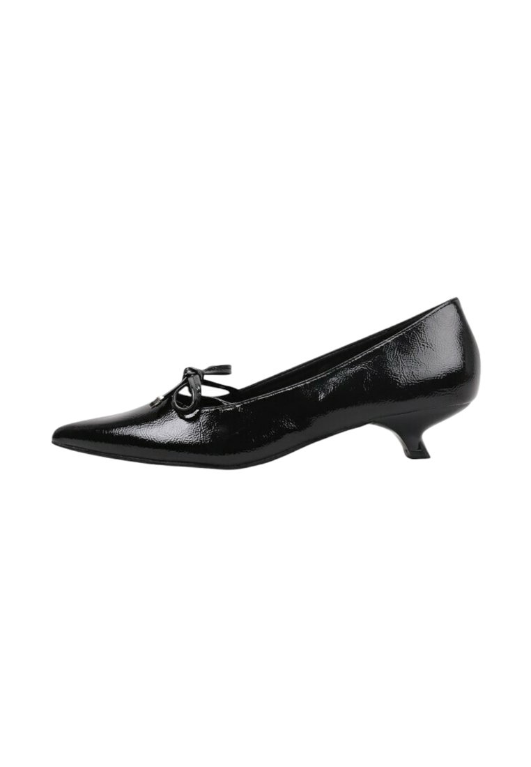 Chaussure à talon bas en cuir verni noir avec un bout pointu, présentant un petit nœud décoratif à l'avant et une surface texturée.