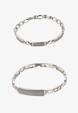 Armband van zilverkleurig metaal met rechthoekige schakels bezet met kristallen, verbonden door ovale en geometrische schakels, weergegeven vanuit twee hoeken.