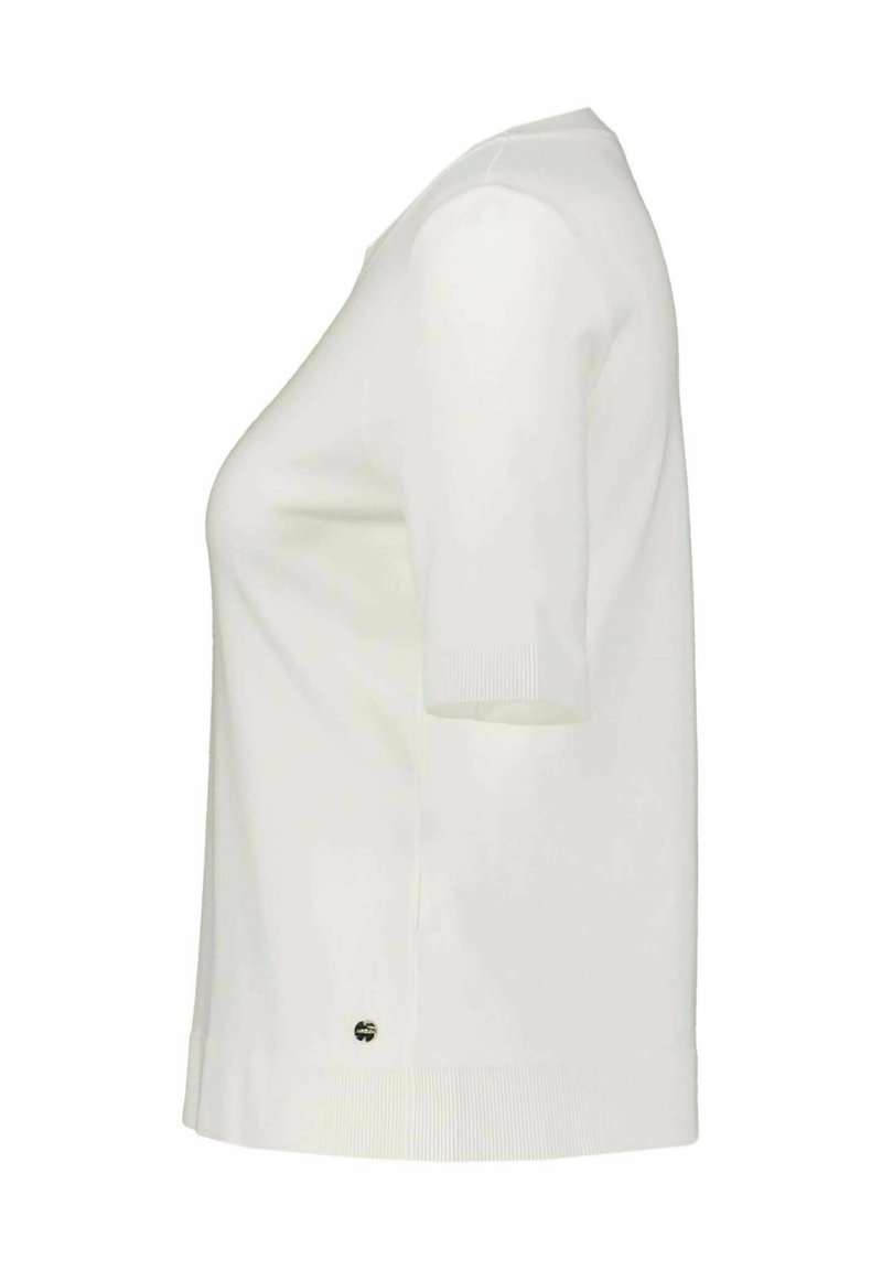 Weißer Kurzarmpullover, gerippte Bündchen, glatte Textur, leichter Stretch, kleines Logo-Detail nahe dem Saum, lockere Passform, klassisches Design.