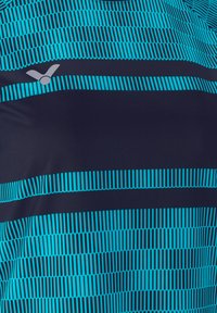 Kortärmad atletisk tröja med marinblå bas och horisontella turkosa randmönster, prydd med en liten logotyp på övre vänstra sidan.