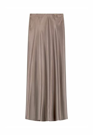Długa spódnica maxi w kolorze taupe, wykonana z satyny o gładkiej, lejącej się fakturze i subtelnym połysku, z małą metalową metką z logo przy pasie.