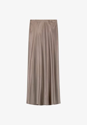 Długa spódnica maxi w kolorze taupe, wykonana z satyny o gładkiej, lejącej się fakturze i subtelnym połysku, z małą metalową metką z logo przy pasie.