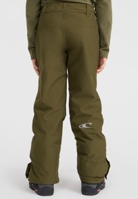 Olivgröna snöbyxor med smal design, justerbart midjeband och logodetalj på nederbenet. Tillverkade av väderbeständigt tyg.