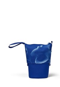 Blaue Stofftasche mit glatter Textur, ausgestattet mit einem Wellenmuster in hellblau, mit Reißverschluss und einem Tragegriff.