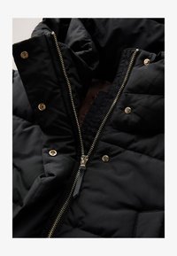 Unselected, black