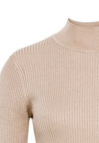 Beżowy sweter z prążkowanej dzianiny, z wysokim kołnierzem i dopasowanym krojem. Gładka faktura z subtelnym połyskiem i delikatnymi pionowymi liniami na tkaninie.