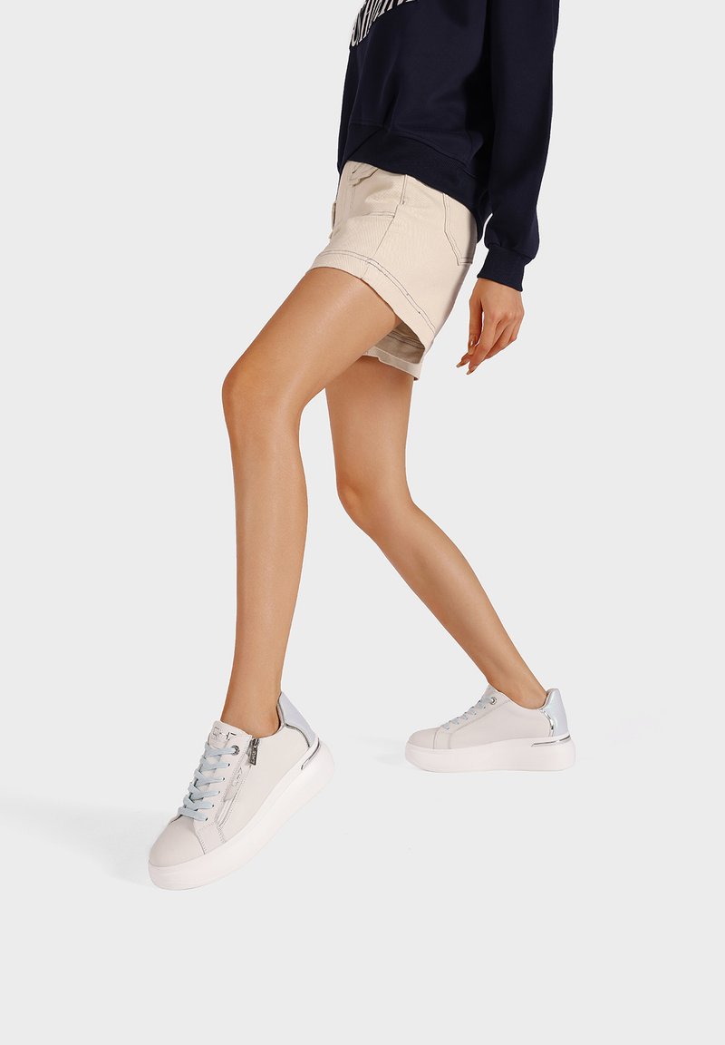 Sneakers bianchi con accenti azzurri e dettagli argentati. Realizzati in materiale liscio con suola testurizzata e lacci. Design casual.