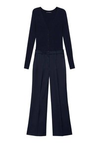 Cardigan lavorato a maglia blu navy con scollatura a V e bottoni abbinato a pantaloni larghi blu navy con cintura su misura e pieghe.