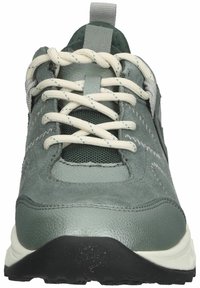 Zapatillas de ante verde y malla con cordones blancos, lengüeta acolchada y suela de goma negra. Presenta costuras en la parte superior.