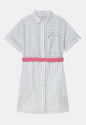 Kortærmet hvid kjole med lodrette og vandrette blå striber, knapper foran, brystlomme og pink bælte med teksten "Tommy Hilfiger".