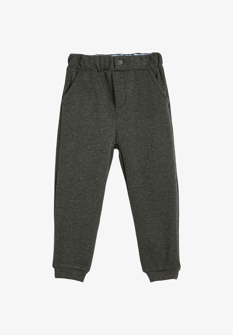 Donkergrijze kindertrainingbroek met elastische tailleband, knoopsluiting, zijzakken en geribbelde boorden bij de enkels.