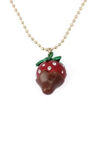 Rött jordgubbshänge med gröna blad och vita detaljer på ett guldfärgat pärlhalsband, med en design doppad i choklad.