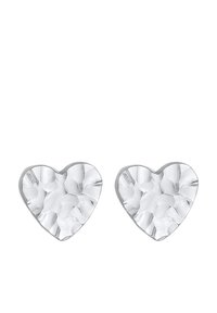 Orecchini a forma di cuore in argento con una texture martellata, caratterizzati da superfici lisce e riflettenti e un design compatto.