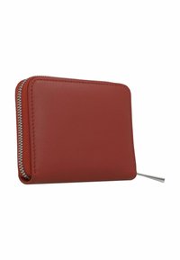 Portefeuille en cuir rouge avec une finition texturée, fermeture éclair et tirette en argent. Forme carrée avec des bords cousus.