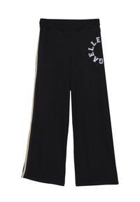 Pantaloni neri a gamba ampia realizzati in tessuto morbido, con una striscia laterale dorata e il logo "CA" ricamato in bianco sulla coscia sinistra.
