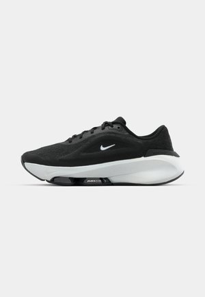 Zwarte sportieve schoen met een gestructureerde bovenkant, slank ontwerp en een wit logo. Heeft een prominente dempingszool met air zoom-technologie.