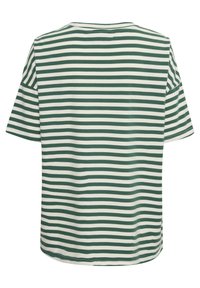 Camiseta de rayas verde y blanca con mangas cortas, cuello redondo y un corte holgado. Tejido suave y liso con aberturas en los laterales del dobladillo.