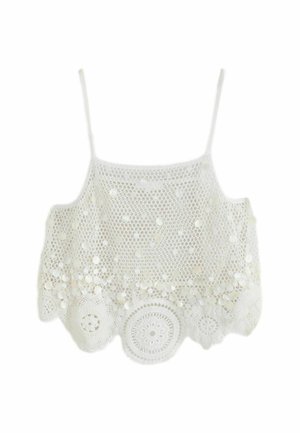 Weißes gehäkeltes Spitzen-Crop-Top mit dünnen Schulterträgern und rundem, wellenförmigem Saum mit kreisförmigen Spitzenmustern.