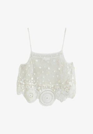 Weißes gehäkeltes Spitzen-Crop-Top mit dünnen Schulterträgern und rundem, wellenförmigem Saum mit kreisförmigen Spitzenmustern.