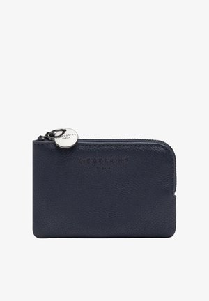 Portafoglio in pelle testurizzata blu navy con chiusura a zip e tiralampo rotondo argento inciso con il logo Liebeskind Berlin.