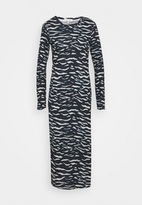 Schwarz-weißes, langärmliges, figurbetontes Midikleid mit Zebramuster und Rundhalsausschnitt, vor einem schlichten weißen Hintergrund präsentiert.