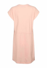 Kokvilnas īsām piedurknēm kleita maigi persiku krāsā ar apaļu apkakli, savāktām vidukļa līnijām un taisnu apakšmalu, ar gludu faktūru un ikdienišķu dizainu.