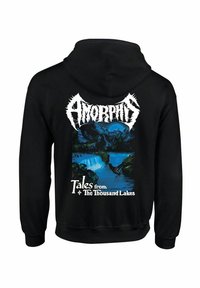 Sudadera negra con un diseño gráfico en la parte posterior que presenta un paisaje de lago azul, elementos de un bosque oscuro y texto en blanco que dice "Amorphis" y "Cuentos de Los Mil Lagos."