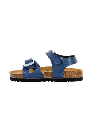 Sandal pailleté bleu avec deux sangles réglables, un détail de boucle, une semelle en liège et une semelle extérieure en caoutchouc noir texturé.
