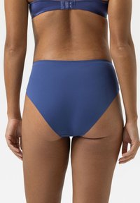 Vysoké bikini kalhotky v tmavě modré barvě, vyrobené z hladké látky s minimálním prošitím a bez dekorativních akcentů.