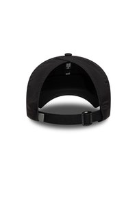 Fekete baseball sapka ívelt karimával, állítható pánttal és hálós béléssel. Simább szövetfelülettel rendelkezik, hátul pedig tépőzárral záródik.