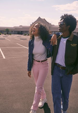 Wrangler WRANGLER X STRANGER THINGS NANCY  - Jeans straight leg - light pink