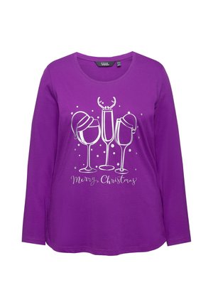 Dlouhý rukáv fialové tričko se stříbrnou grafikou různých brýlí nosících vánoční čepice a textem "Veselé Vánoce" níže. Měkký bavlněný materiál.