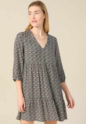 Zwart-witte bloemenprint jurk met een V-hals, driekwart mouwen en een geraffineerde taille, voorzien van een tiered ruffle zoom.