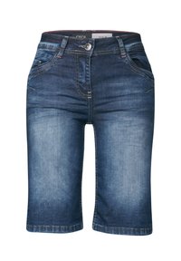 Bermudas en denim bleu foncé avec un délavage. Comprend cinq poches, une fermeture à bouton et des détails de couture contrastants.