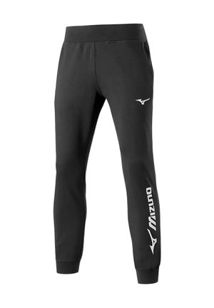 Czarne sportowe spodnie dresowe typu jogger z białym logo Mizuno na górnej części uda i nazwą marki wzdłuż dolnej krawędzi nogawki.