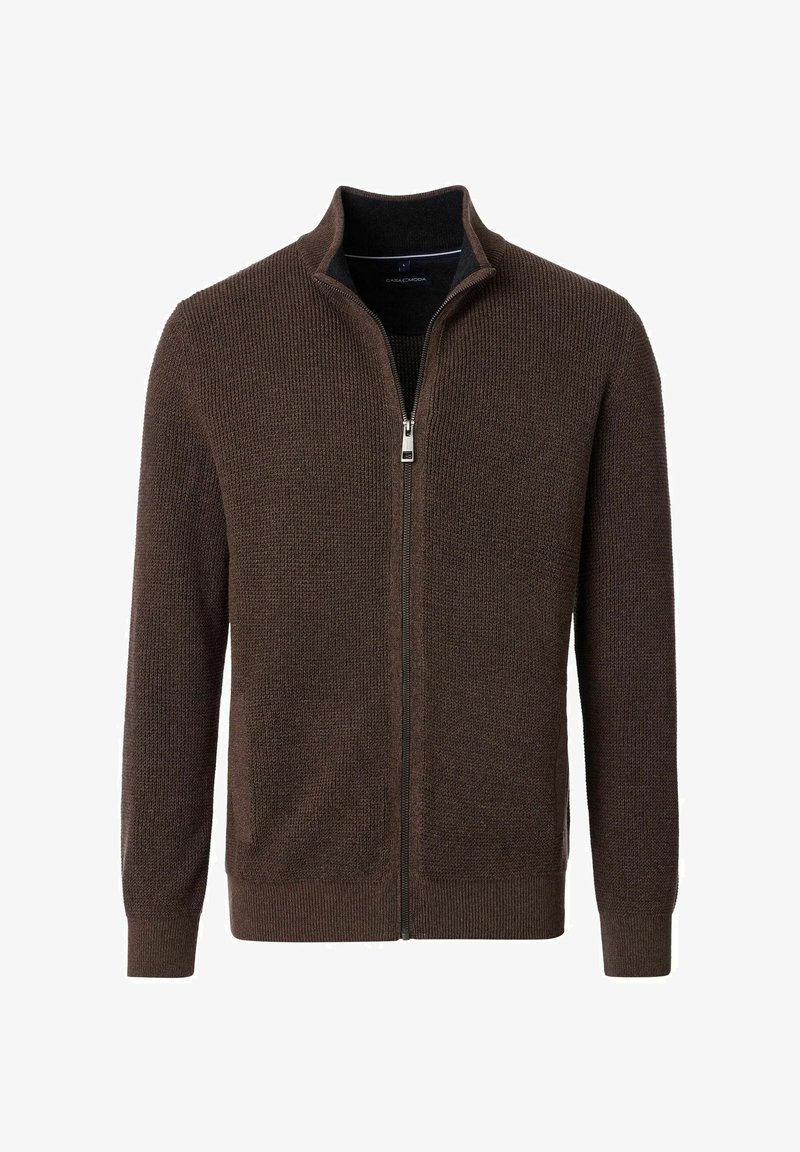 Brauner Strickpullover mit Reißverschluss, hohem Kragen, gerippten Bündchen und Saum, mit strukturiertem Muster. Hergestellt aus weichem, warmem Material.