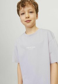 Jack & Jones Junior JORVESTERBRO SS CREW NECK NOOS - Triko s potiskem - lavender frost