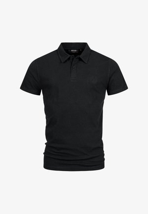 Polo negro de algodón, con un cierre de botones, mangas cortas y un logo sutil en el pecho. Textura suave.